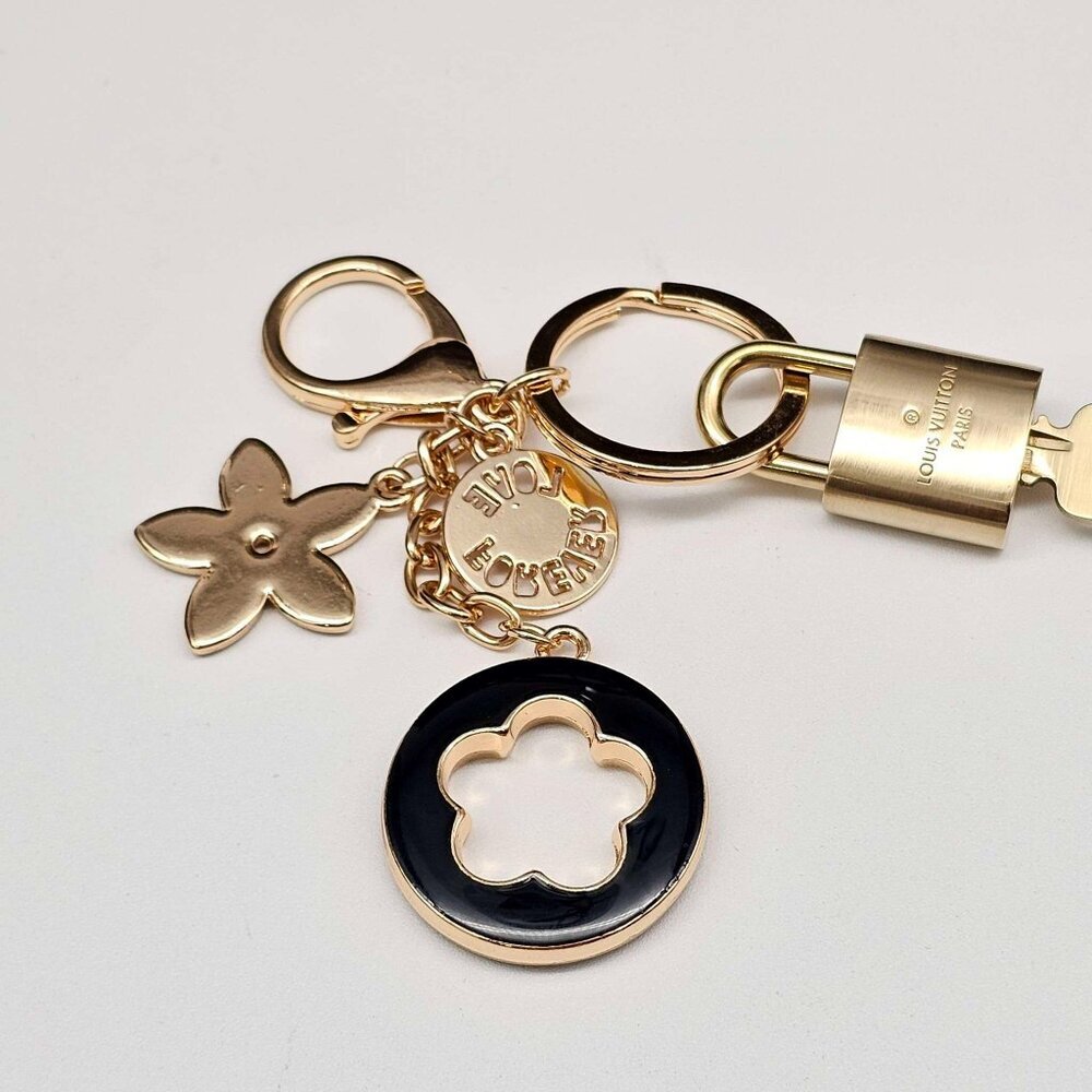 Louis Vuitton Authentic Gold Lock 🔒 Unbranded Flower Keychain Charm for Bags - Picture 4 of 7